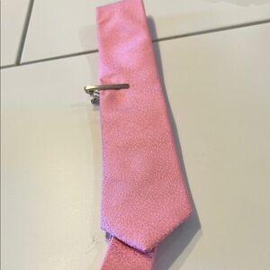 Van Heusen Pink Tie with Silver Clip